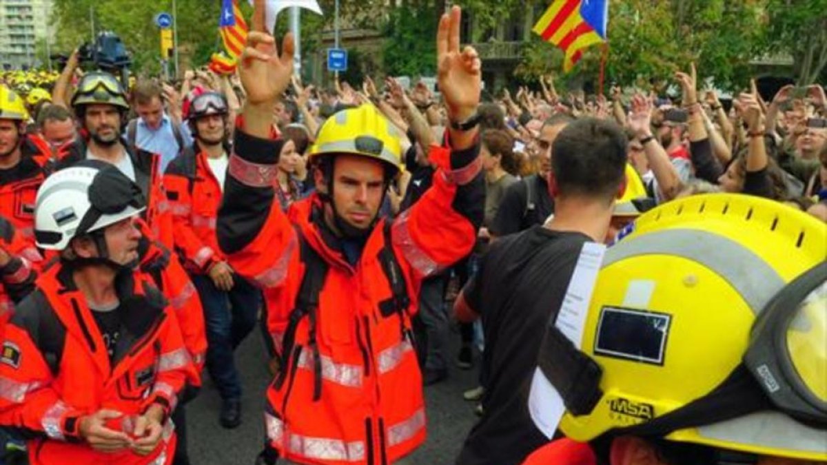 Bomberos de la Generalitat durante el paro del 3 de octubre.-/ RICARD CUGAT