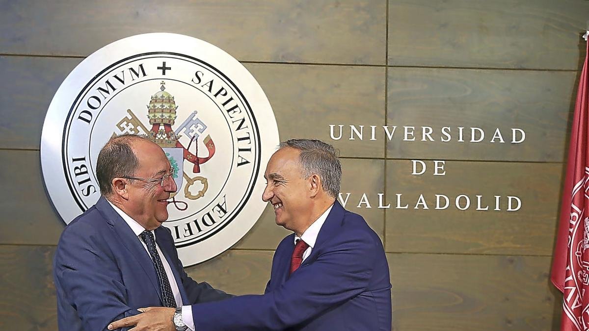 Antonio Largo Caballero y Carlos Moro firman el convenio de colaboración.-ICAL