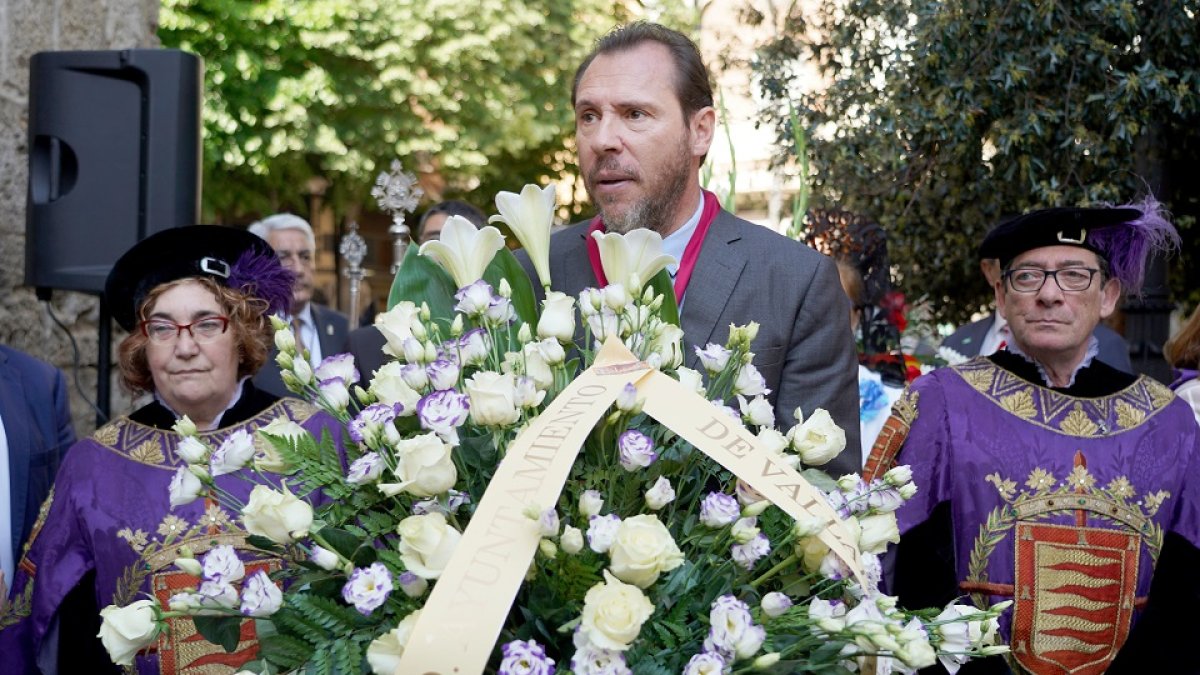 El alcalde de Valladolid, Óscar Puente, realiza una ofrenda floral durante la celebración de San Pedro Regalado.- ICAL