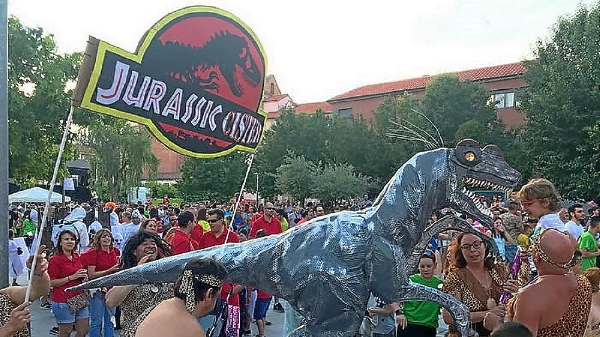 Un momento del desfile de peñas, sin duda uno de los actos centrales de las fiestas de La Cistérniga.-LACISTERNIGA.COM
