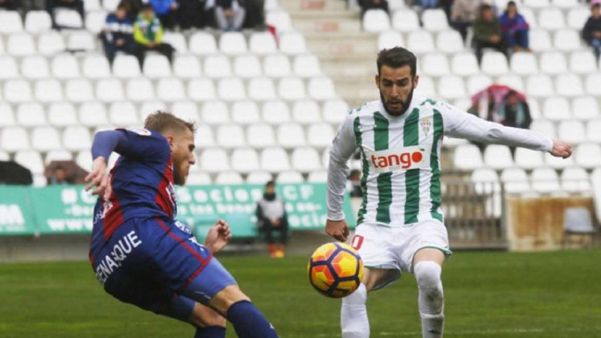 Antoñito se hace con el control del balón durante un enfrentamiento ante el Huesca.-LFP