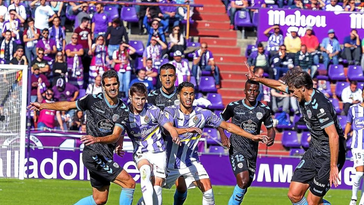 Toni y Anuar, durante el reciente Real Valladolid-Lugo de Liga.-MIGUEL ÁNGEL SANTOS