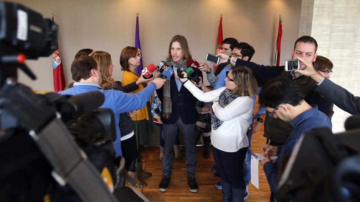 El secretario general de Podemos Castilla y León, Pablo Fernández, atiende a los medios-ICAL