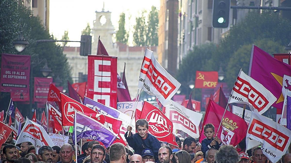 Miles de leoneses salieron el pasado jueves a la calle para protestar por el cierre de la factoría de la multinacional danesa Vestas.-ICAL