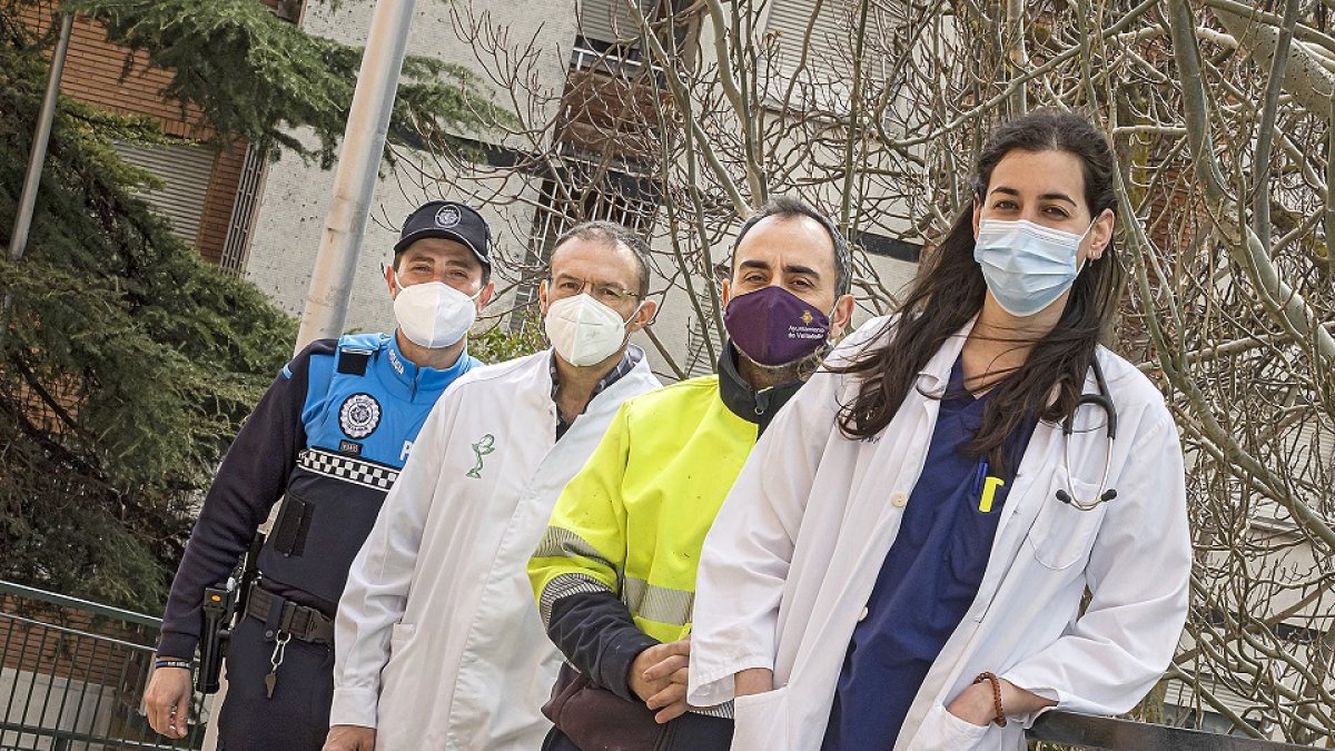 Antonio Aguado, Rafael Martínez, Juan Carlos Jorge y Laura Rodríguez a las puertas del Hospital Clínico Universitario de Valladolid. PABLO REQUEJO / PHOTOGENIC