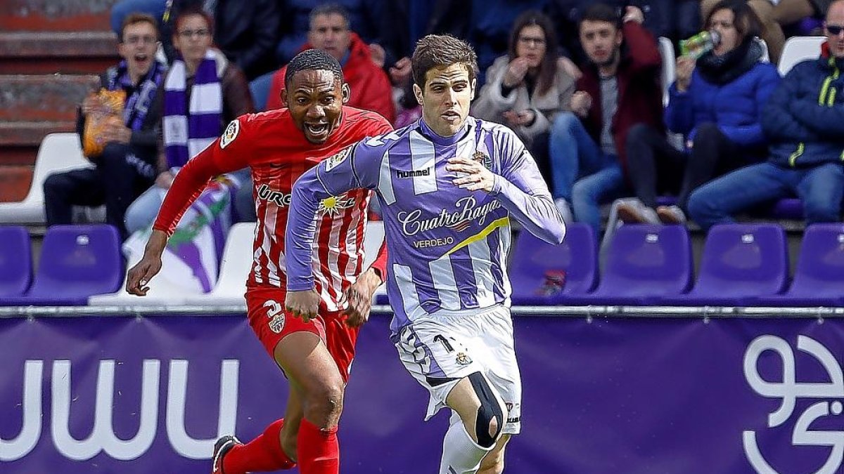 Hervías inicia un ataque en el Valladolid-Almería de la pasada Liga.-J. M. LOSTAU