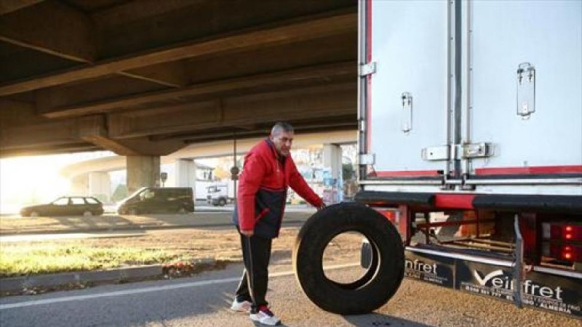 El conductor de uno de los camiones afectados, en Mollet del Vallès.-/ ANNA MAS