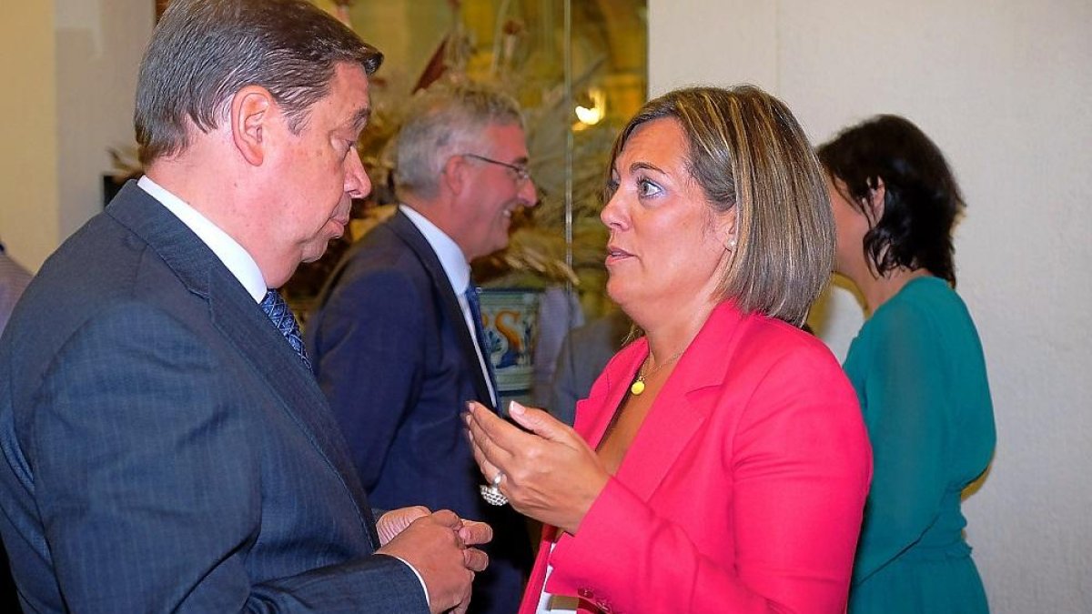 El ministro Luis Planas y la consejera Milagros Marcos conversan durante el encuentro mantenido ayer.-EL MUNDO