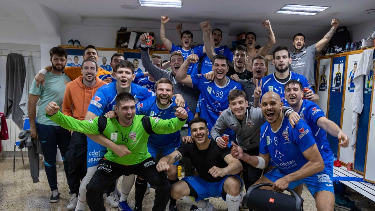 La plantilla del Recoletas Atlético Valladolid celebra en el vestuario el triunfo que vale una permanencia. / EL MUNDO