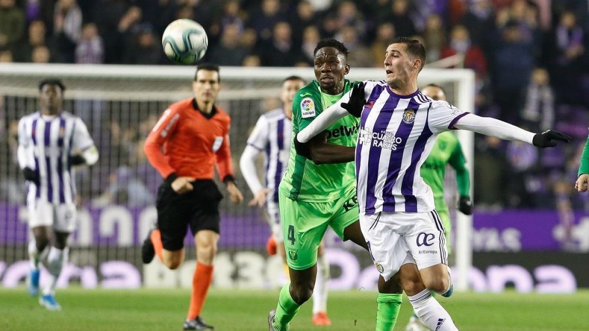 Sergi Guardiola es frenado en falta por el defensa Omeruo.-J.M.LOSTAU