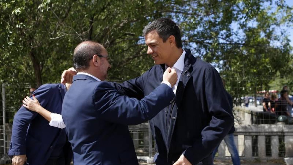Lambán y Pedro Sánchez se saludan en una visita de este último a Zaragoza-EL PERIÓDICO