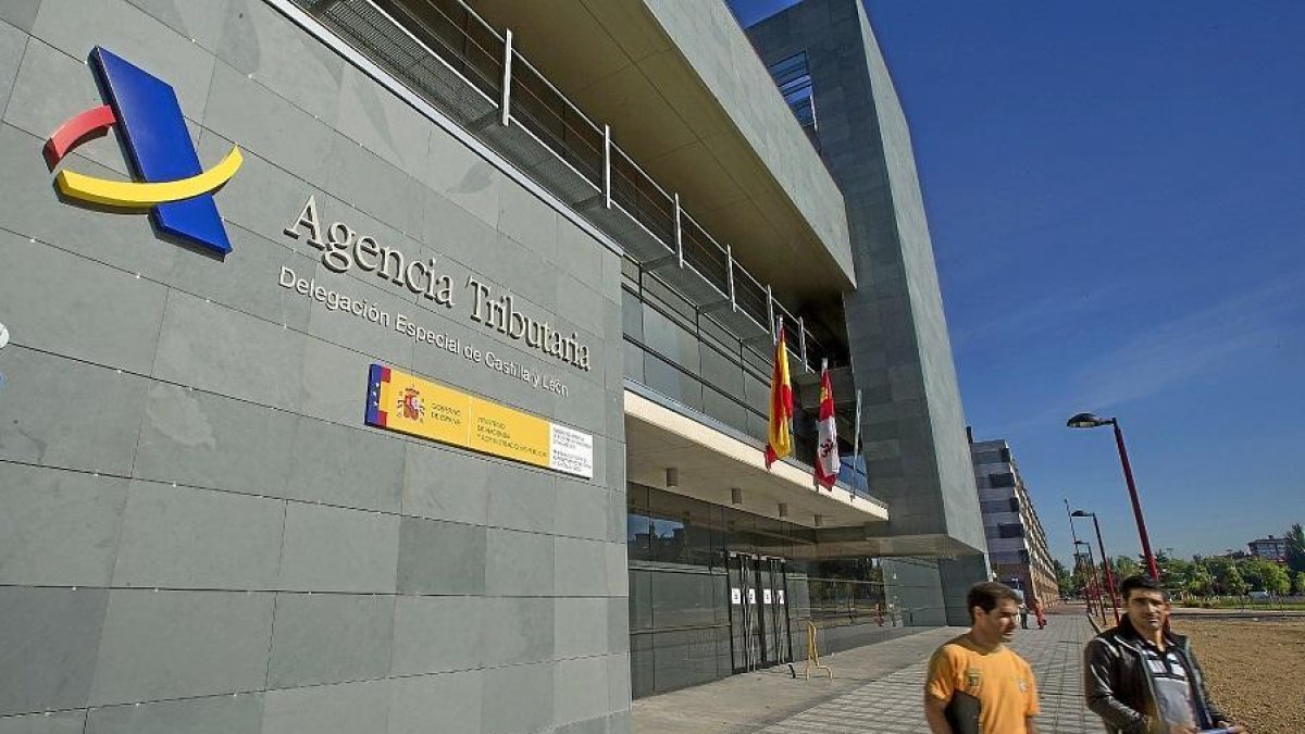 Imagen del exterior de la delegación de la Agencia Tributaria en Castilla y León.-E. M.