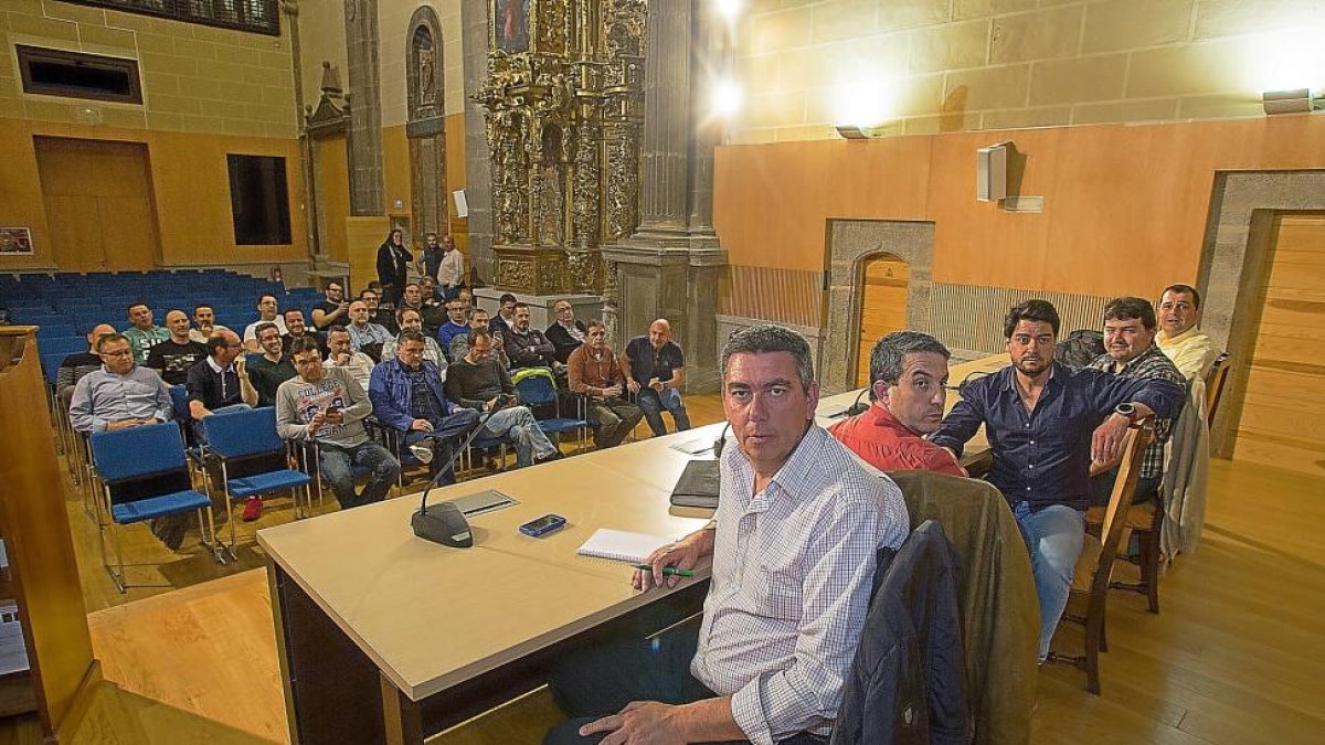Miembros del comité de empresa de Nissan en una de sus reuniones-EL MUNDO