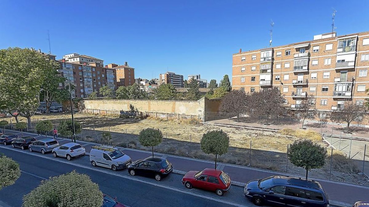Pie de foto: Solar del antiguo colegio San Juan de la Cruz de Rondilla, derribado en agosto de 2016 y sobre el que se levantará la oficina de la Seguridad Social.