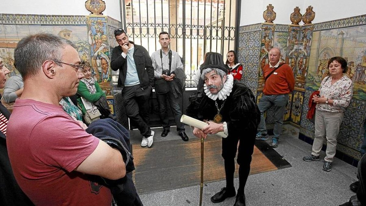 Una de las visitas teatralizadas con los personajes históricos de la ciudad.-JOSE C. CASTILLO
