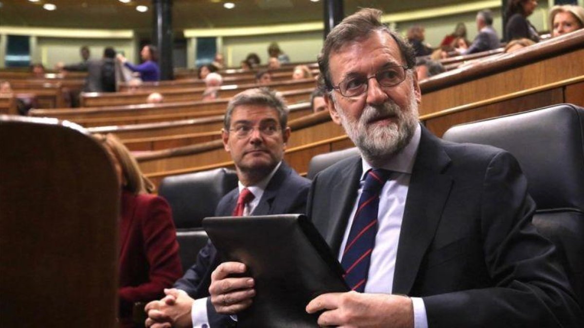 Mariano Rajoy, junto a Rafael Catalá, en el Congreso.-JUAN MANUEL PRATS