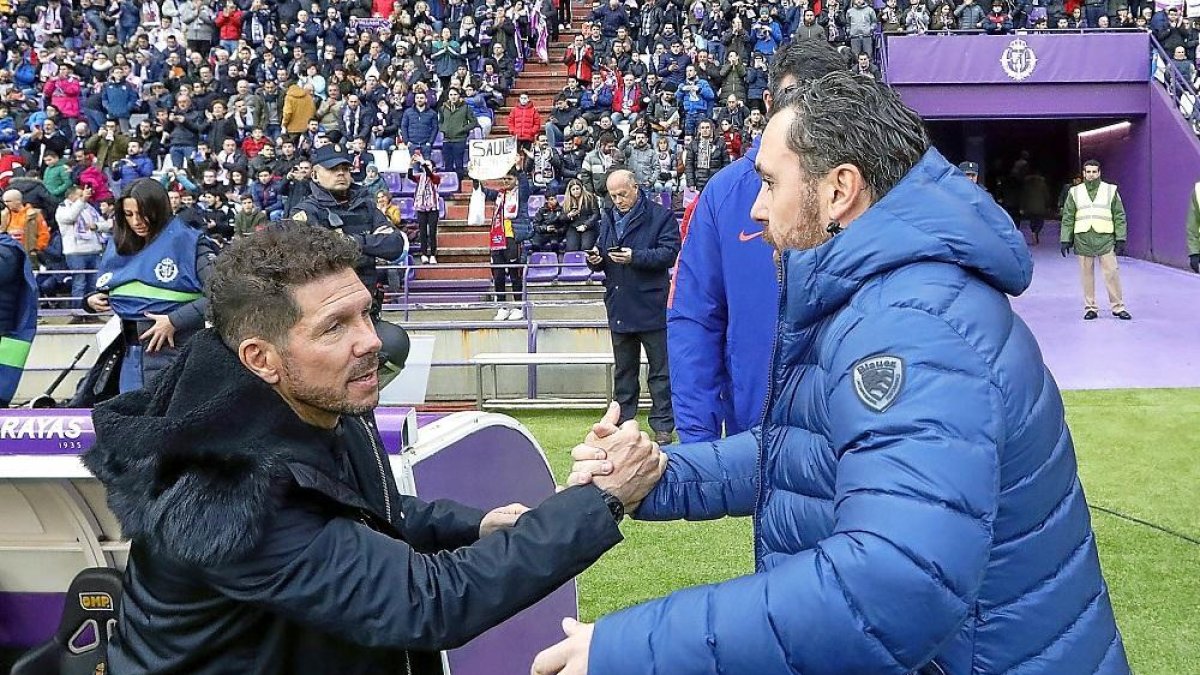 Sergio saluda a Simeone durante el partido de la pasada temporada en el José Zorrilla.-J.M.LOSTAU