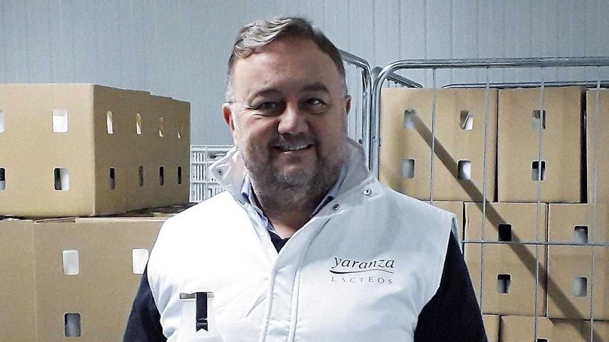 Javier Ferreras muestra uno de sus productos, el kéfir de cabra que comercializa en formato de 1 litro.-L.P.