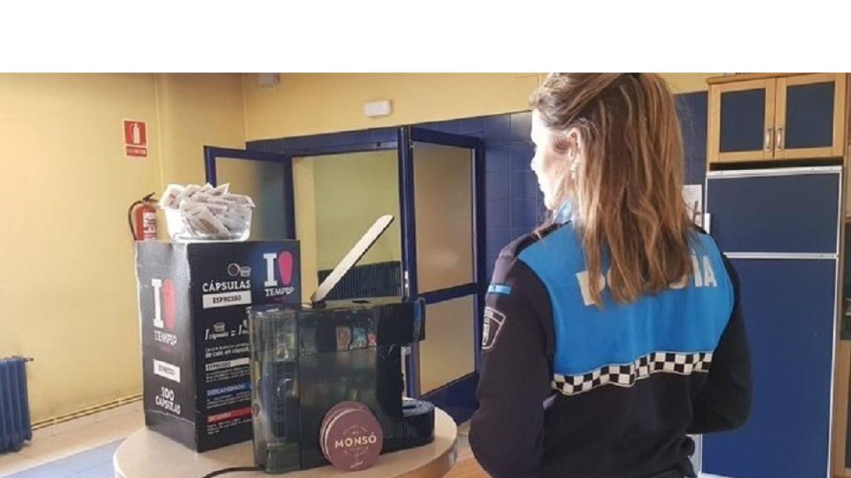 Cafetera y cápsulas que se ha hecho llegar a la Policía Local de Valladolid.- @POLICIAVLL