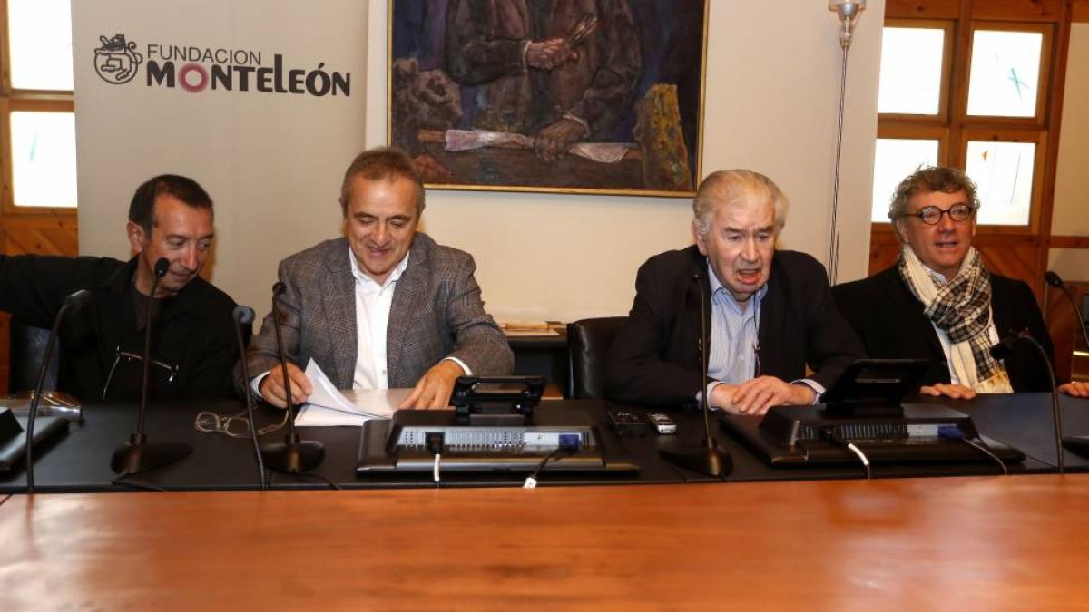 El gerente de la Fundación MonteLeón, Dionisio Domínguez (2I) da a conocer el ganador del II Premio de Poesía Joven de la fundación, junto a él, los escritores y miembros del jurado Tomás Sánchez (I), Antonio Gamoneda y Juan Carlos Mestre-Ical