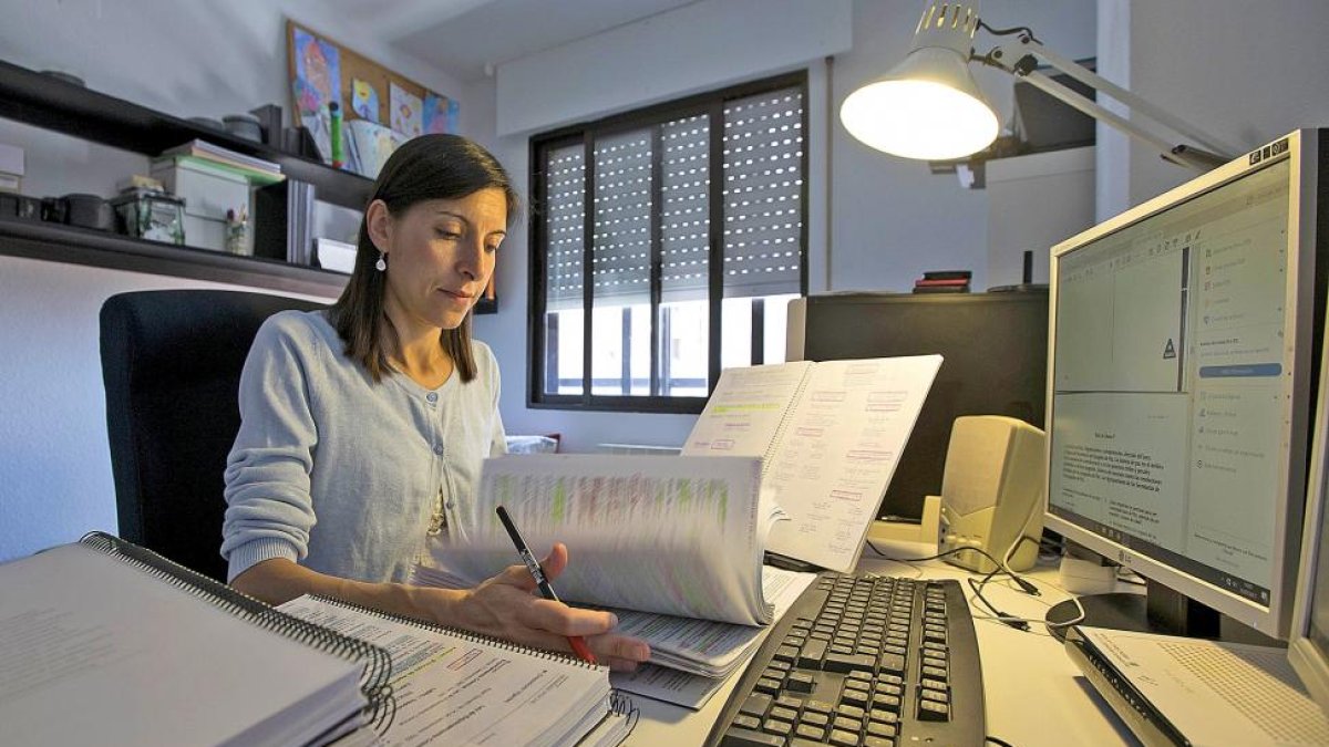 Patricia Miguel, en su casa, donde repasa los apuntes de la oposición a la Administración de Justicia que prepara.-J.C.CASTILLO