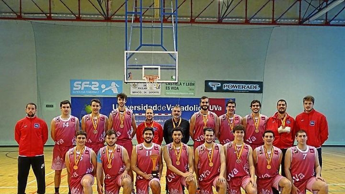 La UVa posa con su medalla de bronce en el Nacional Universitario.-E. M.