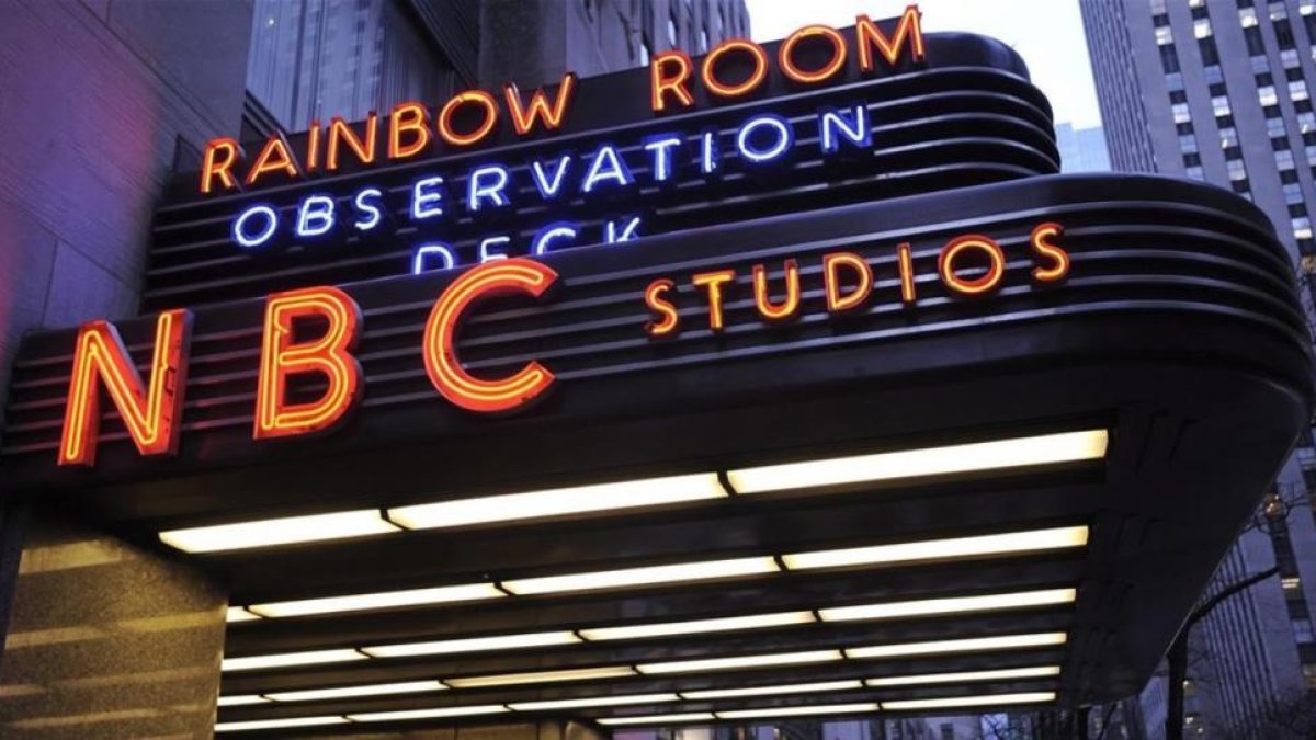 El logotipo de la cadena NBC en uno de sus estudios de Nueva York.-JUSTIN LANE