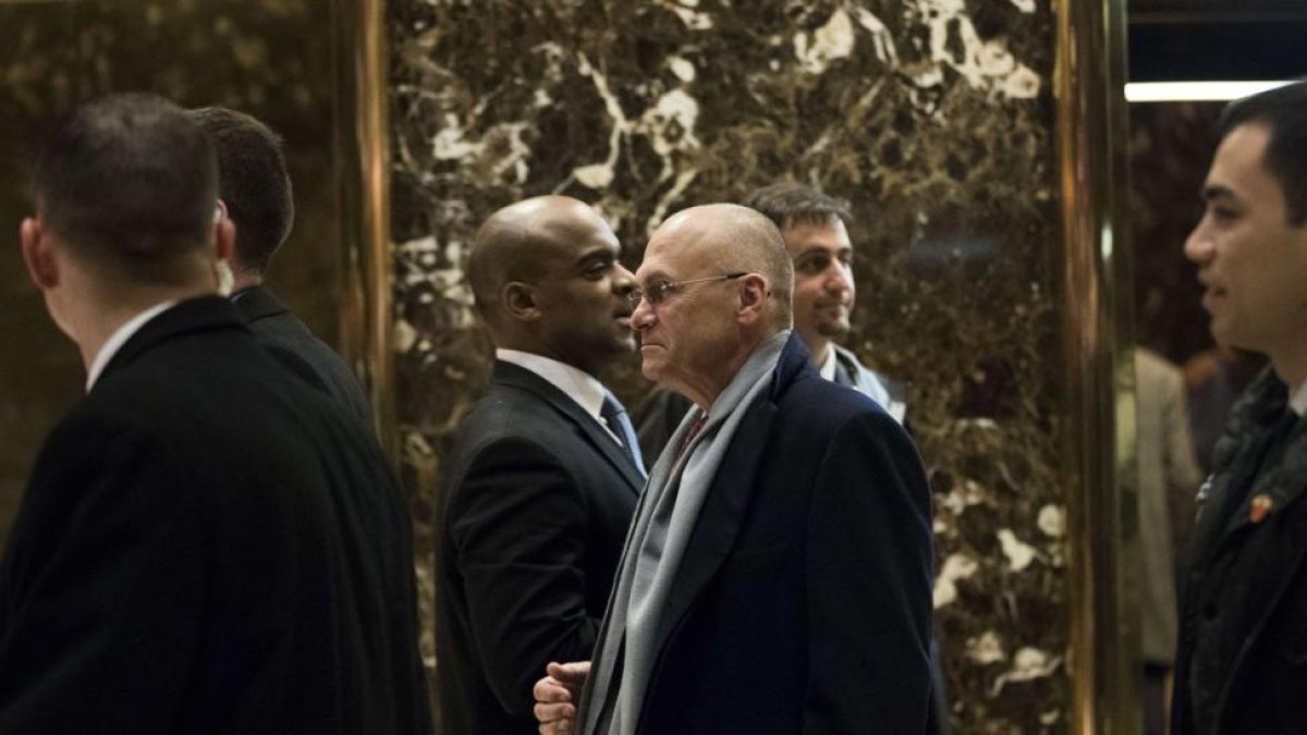 El empresario Andy Puzder sale de la Torre Trump en Nueva York tras reunirse con el presidente electo.-DREW ANGERER / AFP
