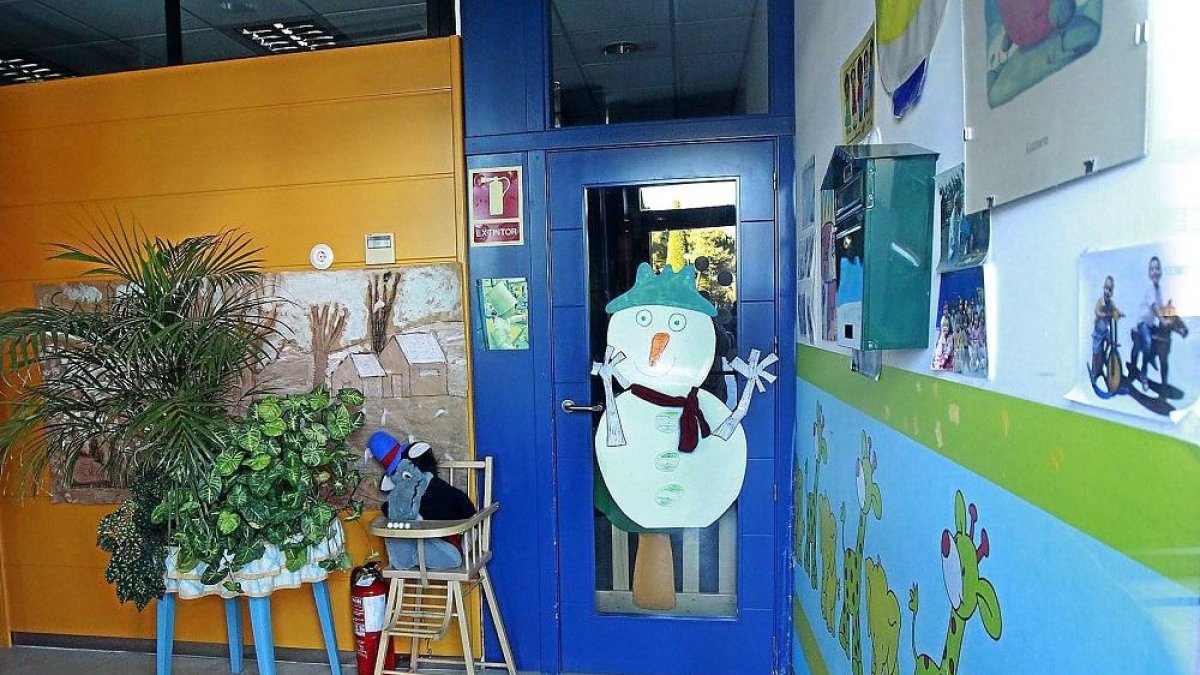 La entrada, decorada, de una escuela infantil de la capital.-EL MUNDO