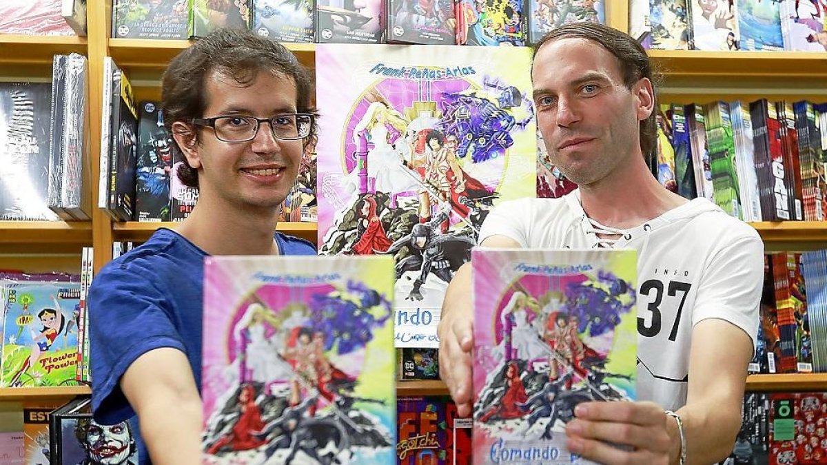 Frank Peñas y Javier Monja posan con su novela ‘Comando Blues’ en Castilla Comic.-J.M. LOSTAU