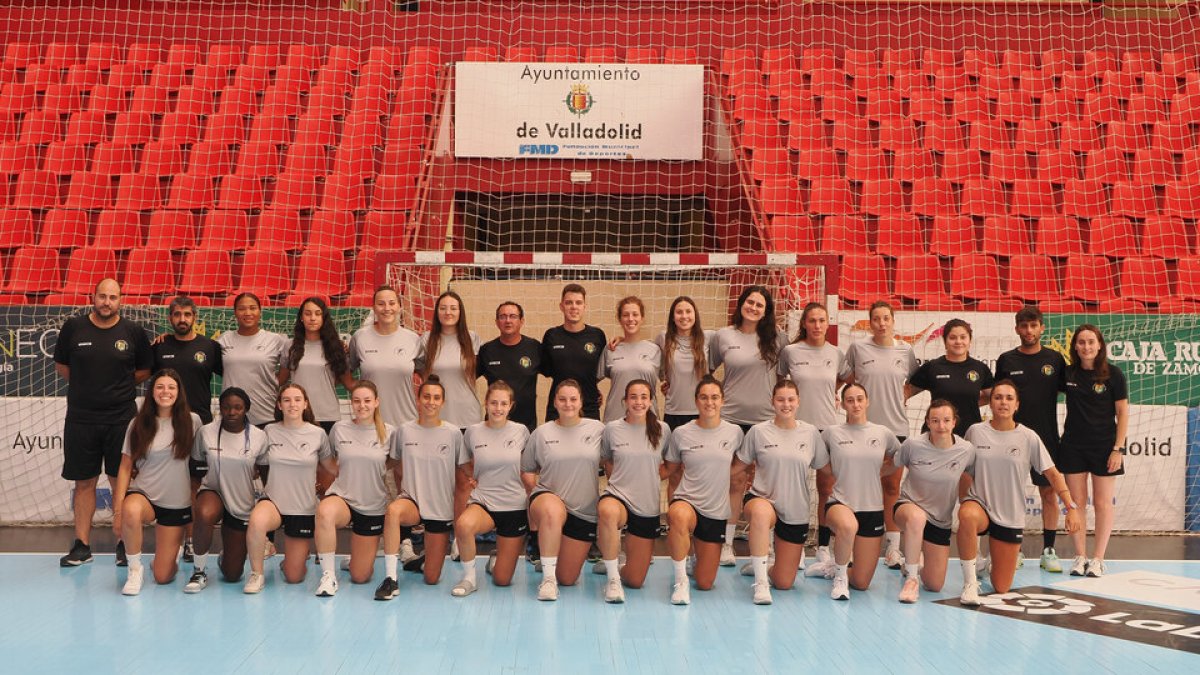 Foto de familia del Caja Rural antes de iniciar el 'stage'. / PHOTOGENIC