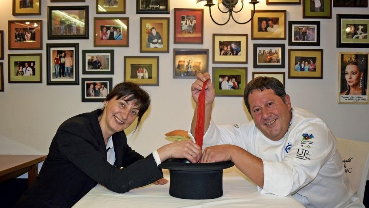 Cristina de la Iglesia y José Antonio Antón en el comedor del restaurante La Chistera en Soria-