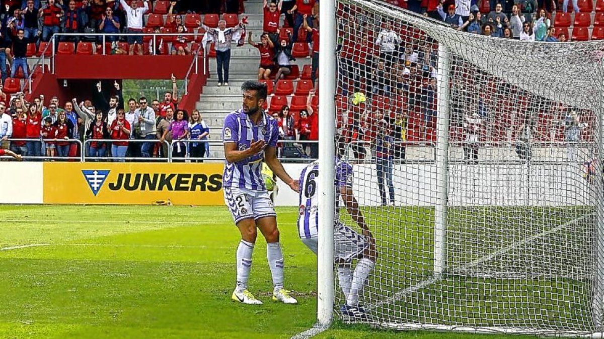 Álex Pérez y Balbi no pueden impedir que el balón entre en la portería en la jugada del definitivo 2-2-PHOTO-DEPORTE