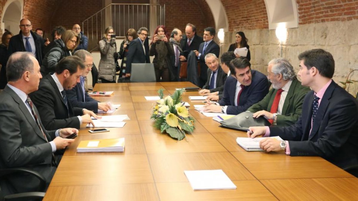 El consejero de Fomento y Medio Ambiente, Juan Carlos Suárez-Quiñones, asiste a la reunión Valladolid Alta Velocidad, junto con el secretario de estado de infraestructuras, Julio Gómez Pomar, y el alcalde de Valladolid, Óscar Puente-Diego de Miguel / ICAL