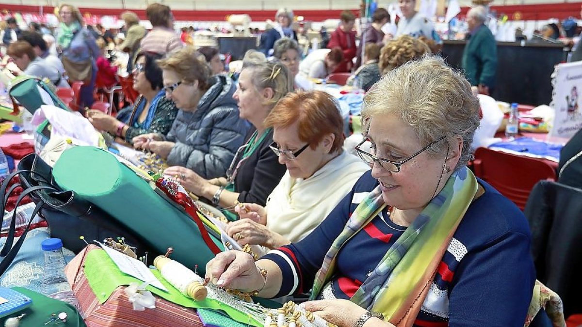 Mujeres hacindo encaje de bolillos, ayer en Arroyo de la Encomienda.-J.M. LOSTAU