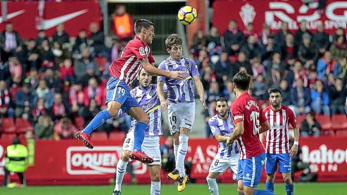 Toni salta con el sportinguista Scepovic para cabecear el balón.-LOF