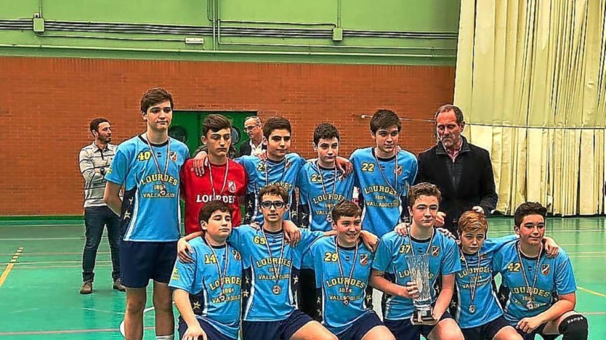 Integrantes y técnicos del equipo infantil masculino del Lourdes.-E.M.