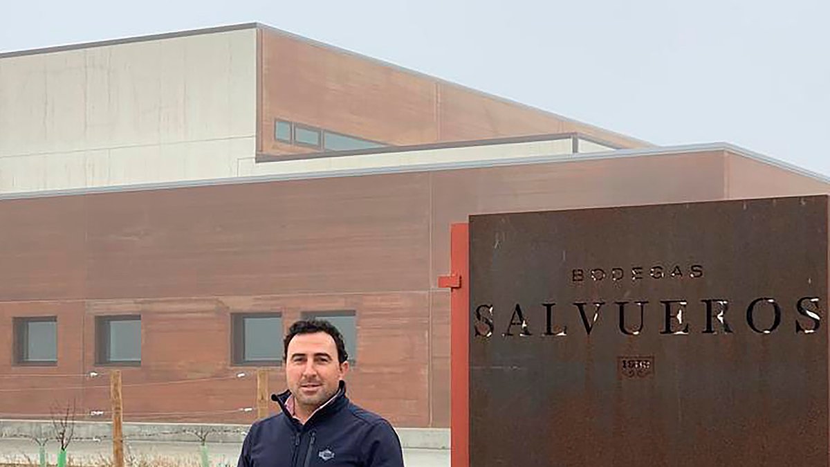 Raúl Salvueros, uno de los dos hermanos que dirigen esta bodega mucenteña.  - H.M.P