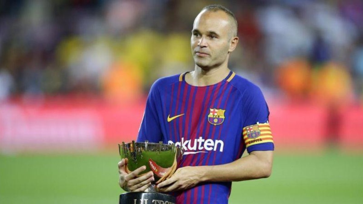 Iniesta, con el trofeo Joan Gamper.-AP / MANU FERNANDEZ