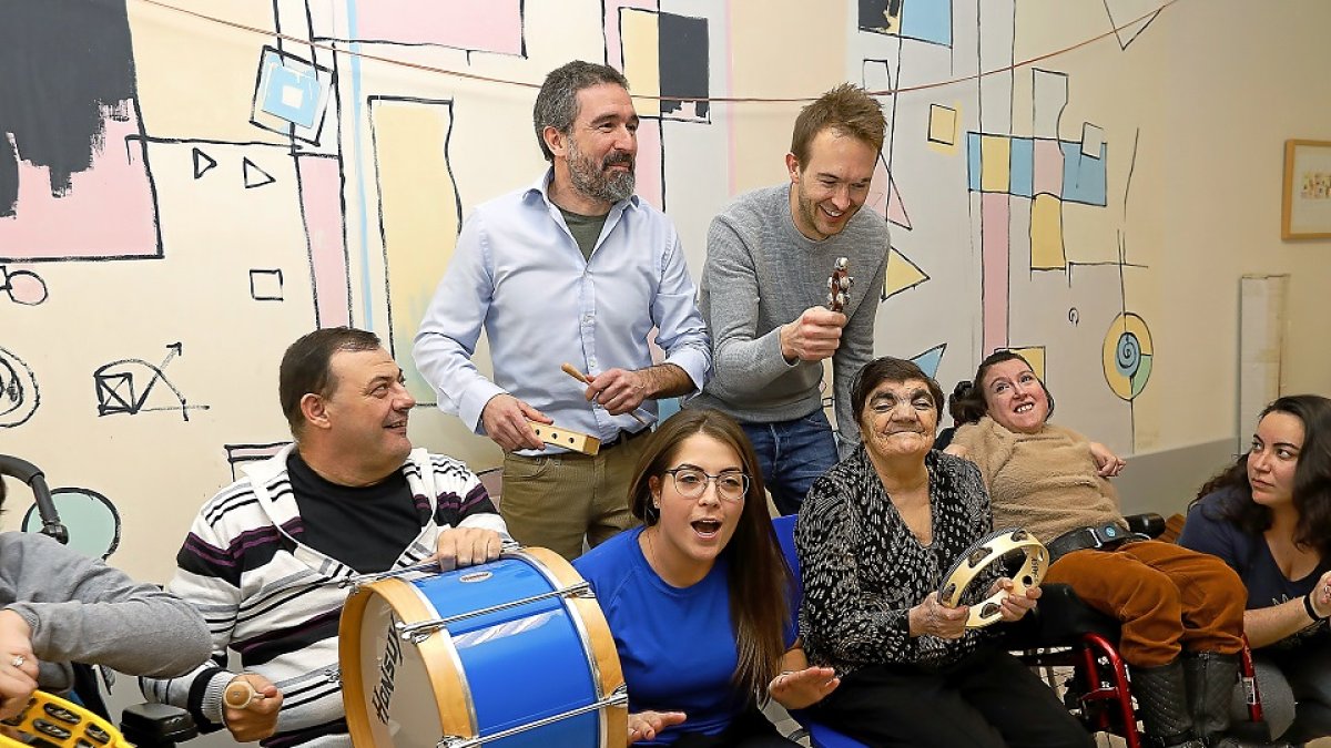 Jordi Gimeno y Andrew Gourlay durante una reciente visita al centro de Aspace en Valladolid . J.M. LOSTAU