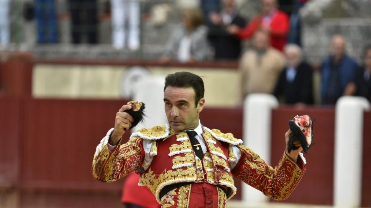 Enrique Ponce muestra a los aficionados las dos orejas cosechadas ante el quinto toro.-JOSÉ SALVADOR