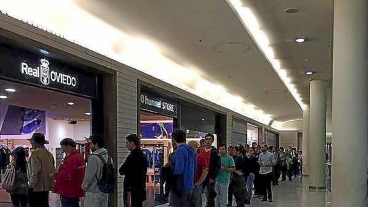 Cola en Oviedo para la compra de entradas.-Real Oviedo