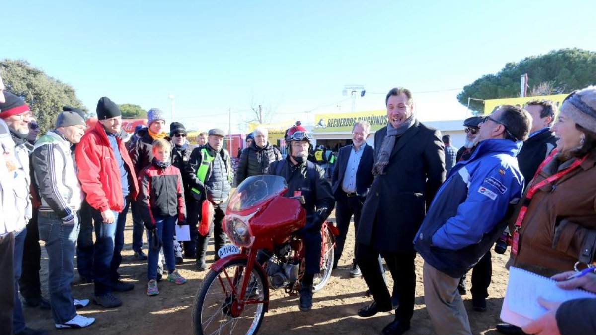 El alcalde de Valladolid, Óscar Puente, acompañado por otros miembros del gobierno del Ayuntamiento, visitan la acampada de la concentración motera de Pingüinos.-ICAL