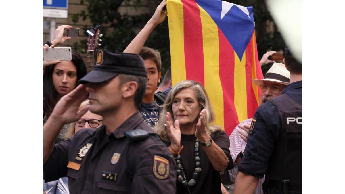 Un grupo de manifestantes ayer durante la reunión de coordinación policial en la Delagación del Gobierno en Cataluña.-JORDI SOTERAS