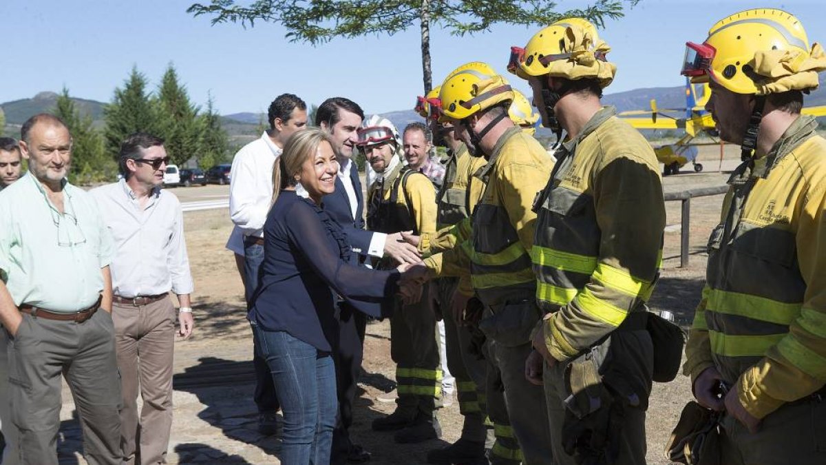 La vicepresidenta y portavoz, Rosa Valdeón, y el consejero de Fomento y Medio Ambiente, Juan Carlos Suárez-Quiñones, visitan los medios del operativo contra incendios de la base aérea de Rosinos de la Requejada, en Zamora-ICAL