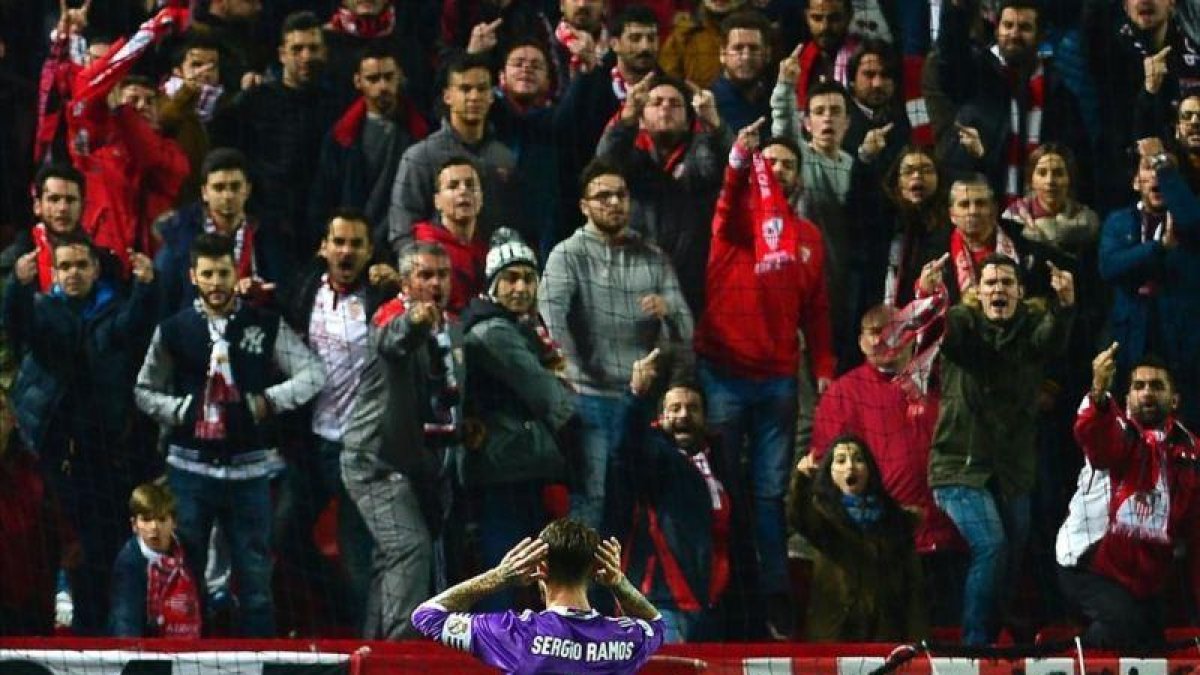 Sergio Ramos provoca a los aficionados sevillistas tras marcar de penalti en el partido de Copa en el Sánchez Pizjuán.-AFP / CRISTINA QUICLER