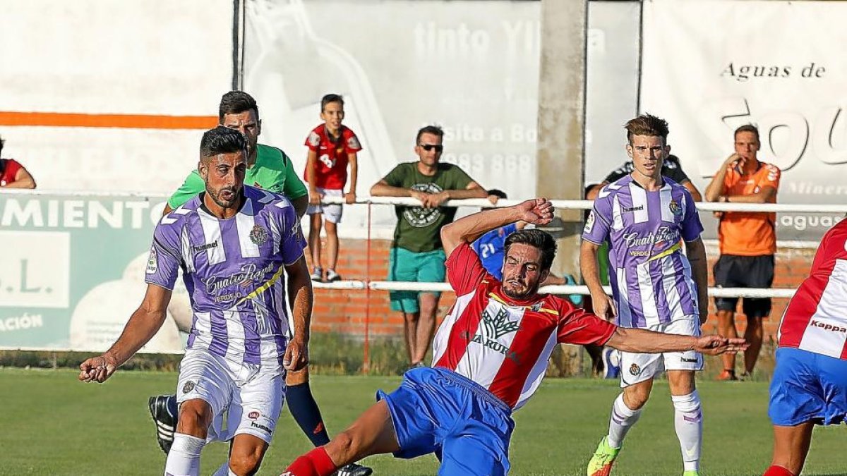 Álex Pérez da un pase ante la presencia de un jugador del Atlético Tordesillas.-PABLO REQUEJO