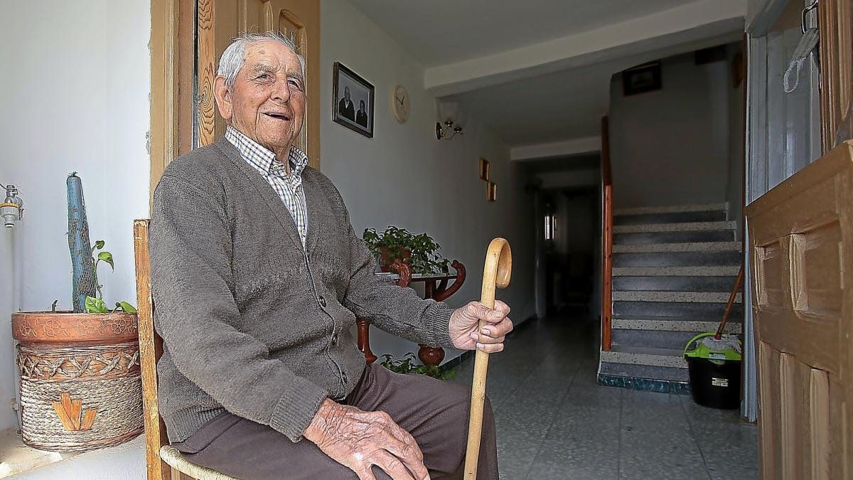 Un varón de la tercera edad en un vivienda en un pueblo de la provincia de Soria.-MARIO TEJEDOR
