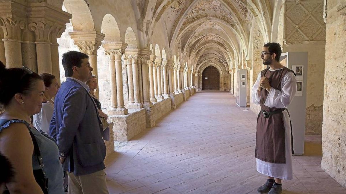 El director de la cadena, Roberto García, disfruta de la visita teatralizada por el claustro.-Pablo Requejo