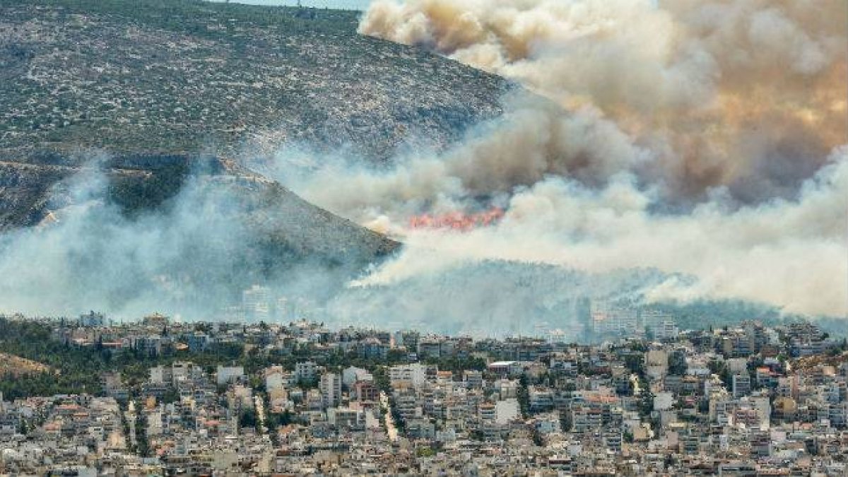 Un incendio en un monte cercano a Atenas cubre de humo la ciudad.-Foto: ATLAS
